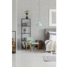 Slaapkamer met bed, fauteuil, rek en hanglamp