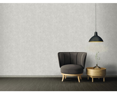 Woonkamer met fauteuil, bijzettafel en hanglamp