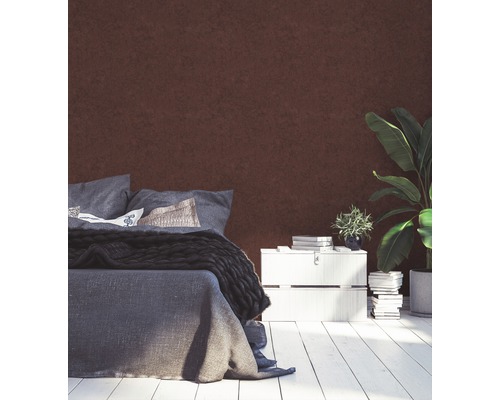 Slaapkamer met bed, nachtkastje en kamerplant