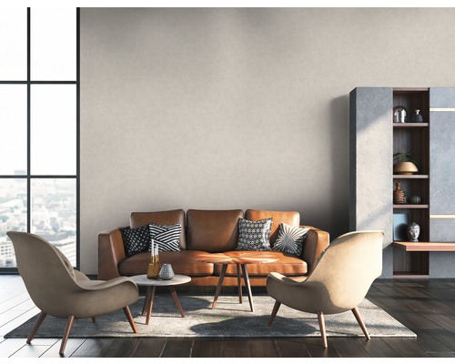 Woonkamer met leren bank, twee fauteuils, salontafels, rek en groot raam