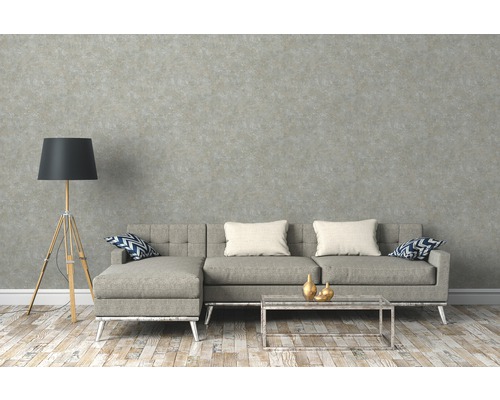 Woonkamer met grijze bank, vloerlamp en decoratie