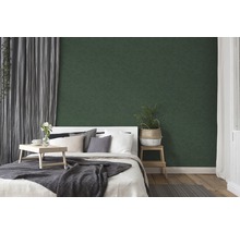 Slaapkamer met bed, houten dienblad, plant en groen behang