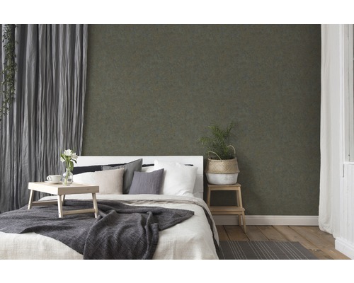 Slaapkamer met patroonbehang, bed en gordijnen