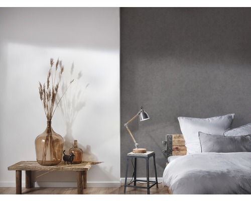 Woonkamer met decoratie op houten tafel en bed met lamp