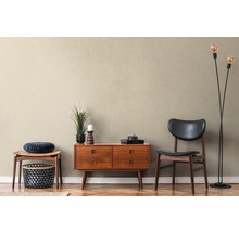 Woonkamer in retrostijl met ladekast, stoel, kruk en staande lamp
