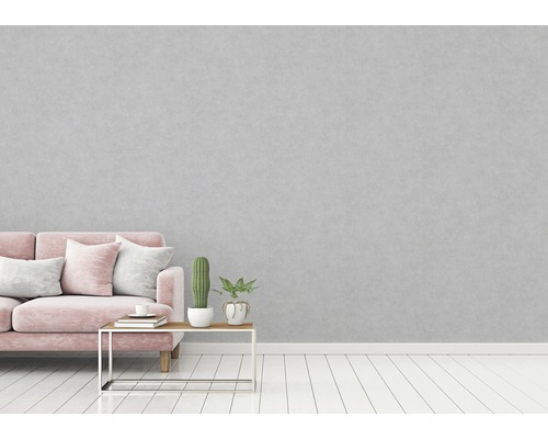 Lichte kamer met bank, tafel en planten