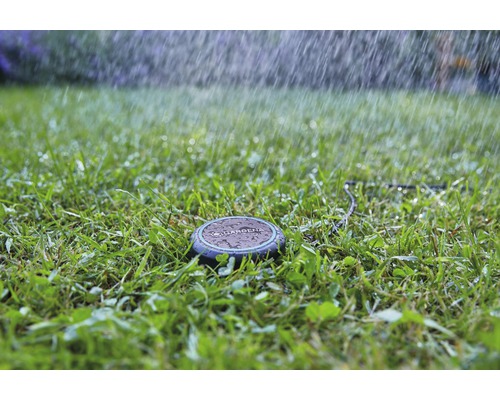 Gardena logo op een gazonsproeier in gebruik op een gazon