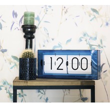 Decoratieve scène met flipklok, kaars en cactus op een plank