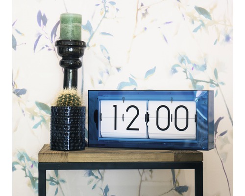 Decoratieve scène met flipklok, kaars en cactus op een plank