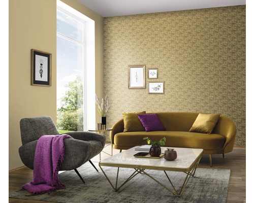 Woonkamer met bank, fauteuil, salontafel en behang met patroon