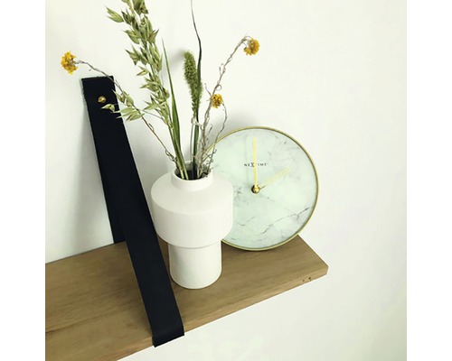 Decoratieve scène met wandplank, vaas met planten en klok
