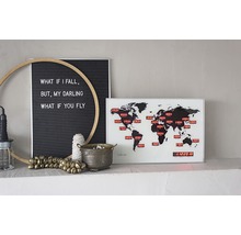 Decoratieve scène met wereldklok en citaatbord