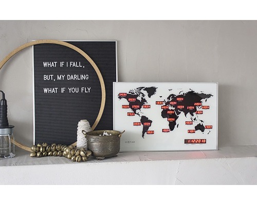 Decoratieve scène met wereldklok en citaatbord