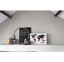 Decoratie met wereldkaart, citaatbord en lamp op een plank