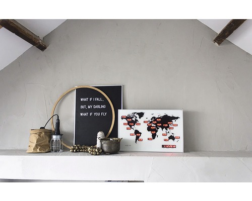 Decoratie met wereldkaart, citaatbord en lamp op een plank