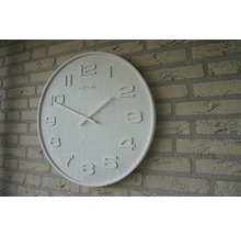 Nextime Logo Ronde wandklok aan bakstenen muur