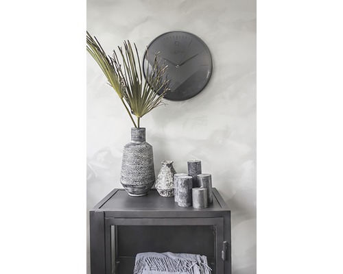 Decoratief interieur met kast, tafelklok, vaas, kaarsen en ornament