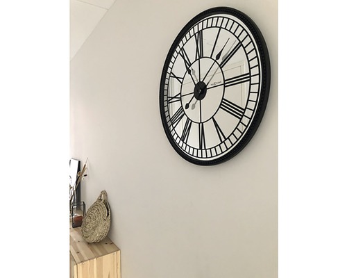 Wandklok met Romeinse cijfers en spiegel