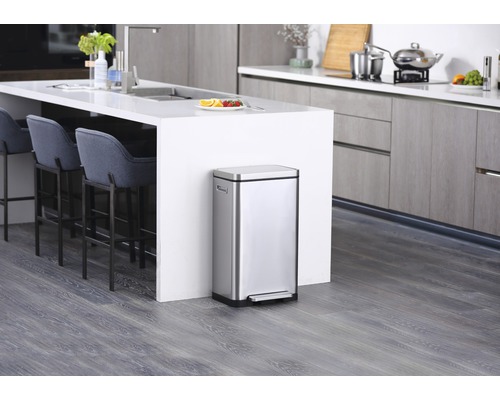 Roestvrijstalen pedaalemmer in een moderne keuken