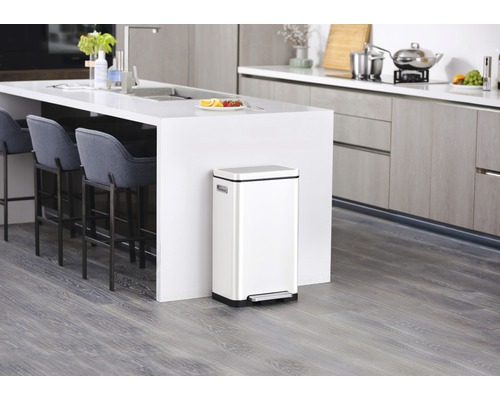 Scene van een moderne keuken met een rechthoekige, zilverkleurige afvalemmer met pedaal