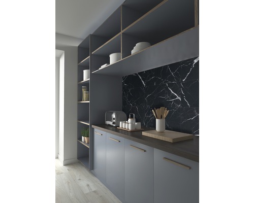 Keukenscène met kasten, planken, aanrechtblad en keukengerei