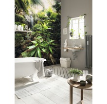 Lichte badkamer met ligbad en tropisch junglebehang voor een ontspannen sfeer