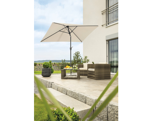 Vierkante parasol met zitgroep op een terras