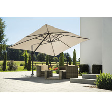 Vierkante zweefparasol met tuinzitgroep in de buitenlucht