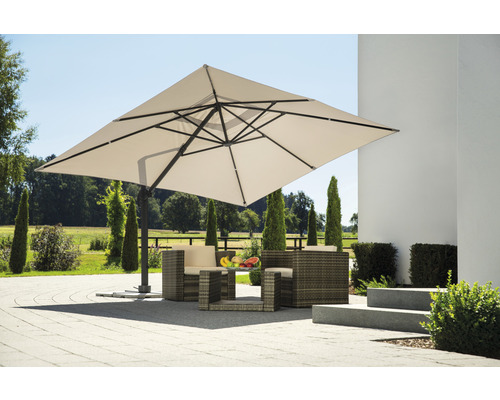 Vierkante zweefparasol met tuinzitgroep in de buitenlucht