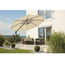 Scene met een tuinzitgedeelte, een parasol en decoratieve planten