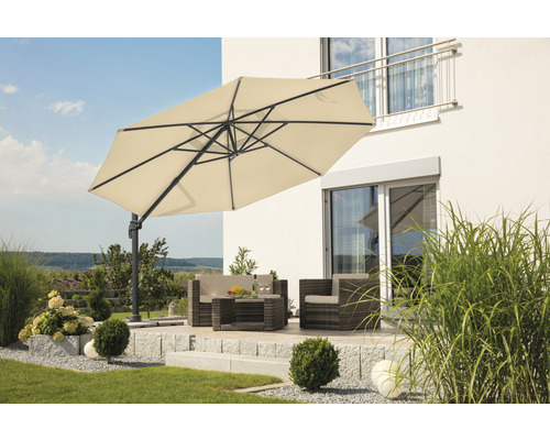 Scene met een tuinzitgedeelte, een parasol en decoratieve planten