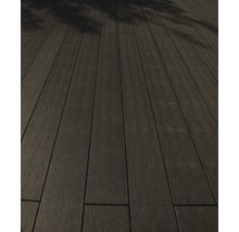 Terrasplanken van hout of houtcomposiet vormen een vlak oppervlak.