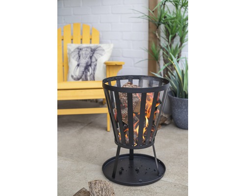 Vuurkorf met brandhout op een terras met tuinmeubilair