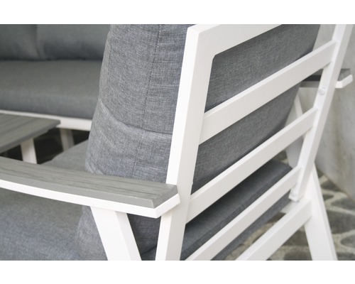 Detailweergave van een witte tuinlounge met grijze kussens en armleuningen