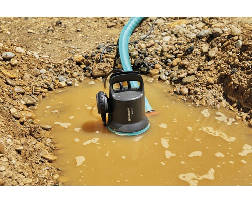 Gardena vuilwaterpomp in een gat gevuld met vuil water