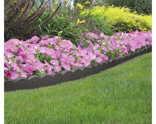 Tuin met bloembed en gazonrand