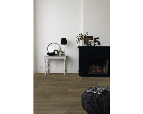 Woonkamer met houten vloer, open haard en bijzettafel