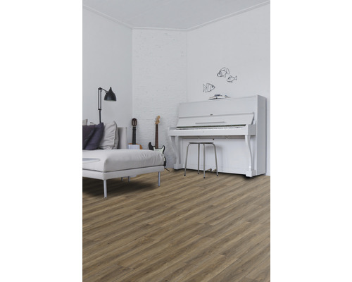 Woonkamer met houten vloer, bank, gitaren en piano