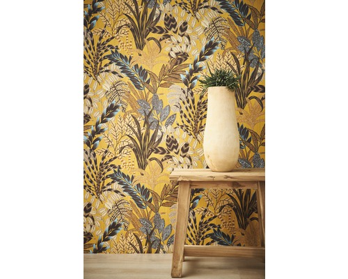 Geel behang met jungle motieven en houten decoratie op houten kruk