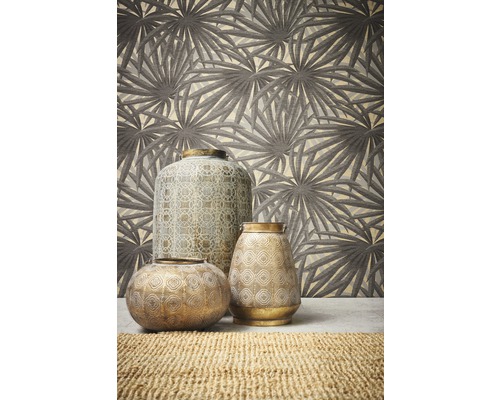 Decoratieve opstelling met vazen en behang met patroon