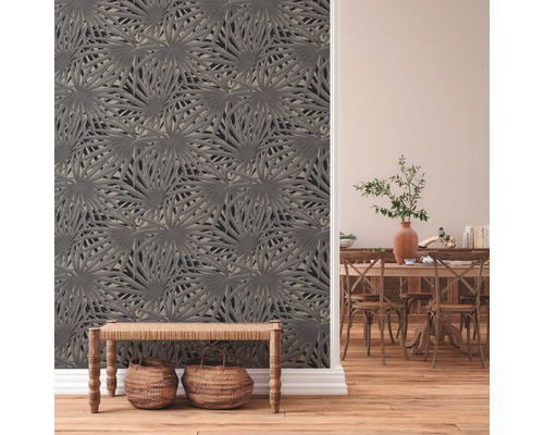 Woonkamer met patroonbehang en houten vloer