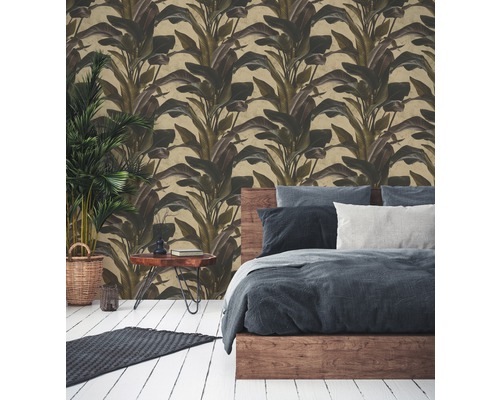Slaapkamer met een wandbekleding met plantenmotief, een houten bed en een nachtkastje met kamerplant.