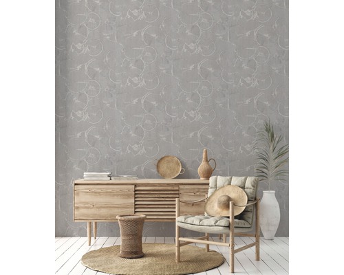 Woonkamer met grijs patroonbehang, dressoir en fauteuil