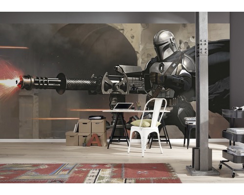 Decoratieve kamer met Star Wars Mandalorian muurschildering achter een bureau.