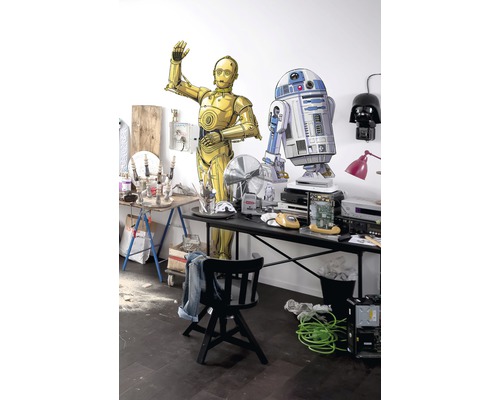Scène met C-3PO- en R2-D2-figuren op een tafel met diverse objecten.