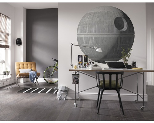 Moderne studeerkamer met bureau, stoel en muurschildering met ruimtethema