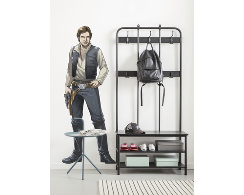 Hal met kapstok, bank, muursticker, bijzettafel en vloerkleed