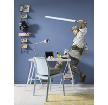 Jongenskamer met bureau, stoel, wandrek en Star Wars muursticker
