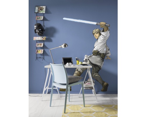 Jongenskamer met bureau, stoel, wandrek en Star Wars muursticker