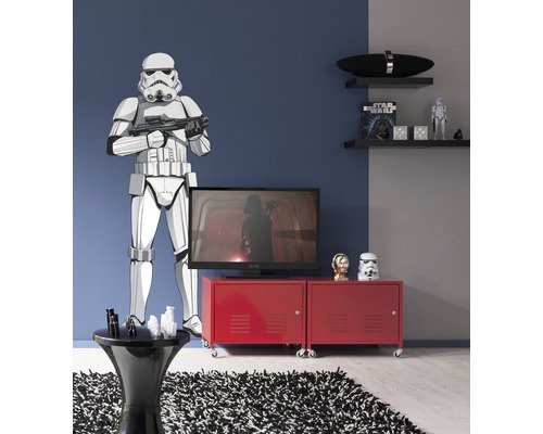 Moderne woonkamer met Star Wars decoraties: Stormtrooper muursticker, rode tv-kast en zwart tapijt